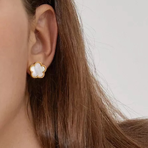 Women White Shell Flower Earrings Stainless Steel Earrings Rose Gold Tone NWOT - Picture 2 of 2